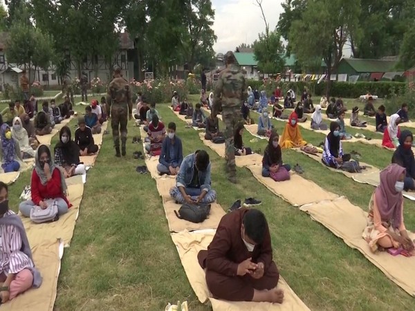 Several students participated in the painting competition in Srinagar (Photo/ANI)