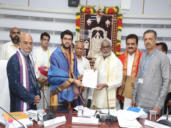 Maharashtra Minister Aaditya Thackeray with TTD Chairman YV Subba Reddy and other TTD officials (Photo credit: Twitter @AUThackeray)