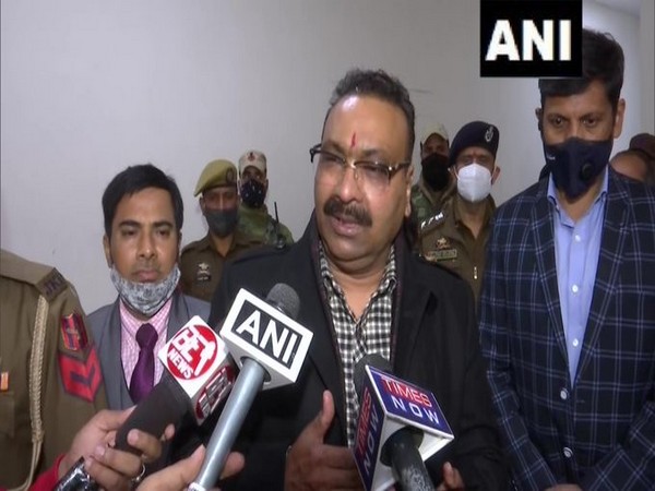 Jammu and Kashmir Director General of Police Dilbag Singh speaking to media. 