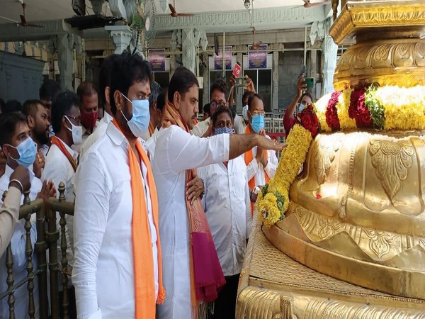 Visual of BJP leader S Vishnuvardhan Reddy offering prayers at temple (Photo/ANI)