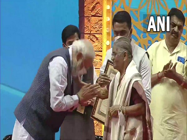 PM Narendra Modi felicitates the freedom fighters and veterans of 'Operation Vijay' (Photo/ANI)