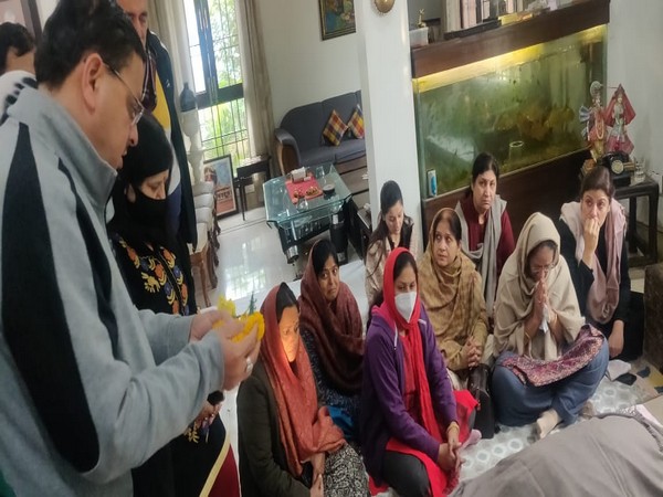 Uttarakhand Chief Minister at Harbans Kapoor's home (Photo/ANI) 