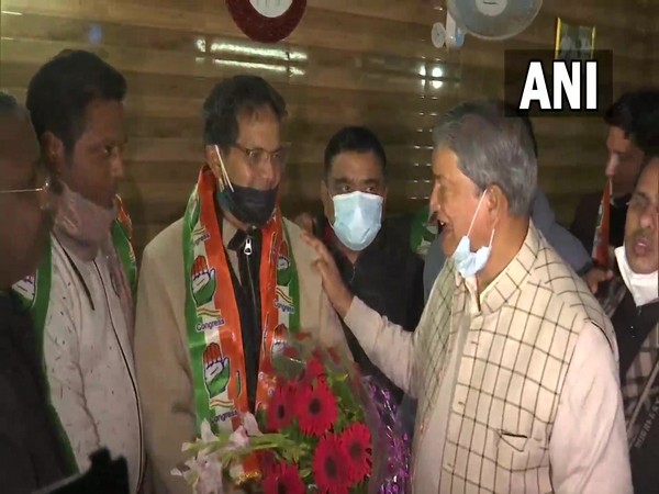 Visual of Dhan Singh Negi joining Congress in presence of former Uttarakhand CM Harish Singh Rawat (Photo/ANI) 