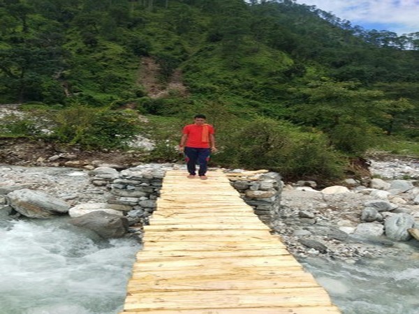 Villagers build wooden bridge in Sabha Gardi village of Pithoragarh. (Photo/ANI)