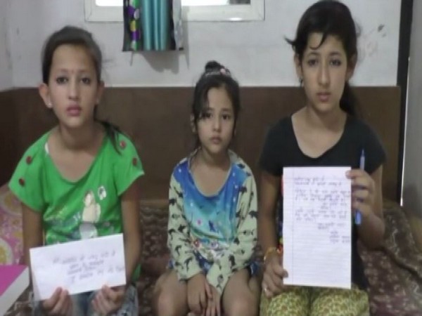 Girls (left and right) who wrote a letter to Prime Minister's Office.