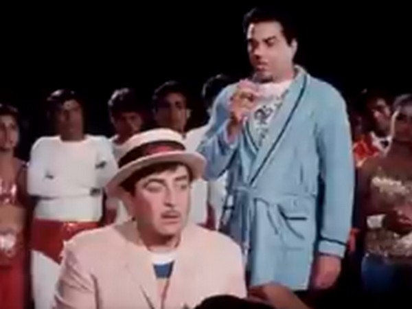 A still from the film 'Mera Naam Joker' featuring Dharmendra Deol and Raj Kapoor (Image Source: Twitter)