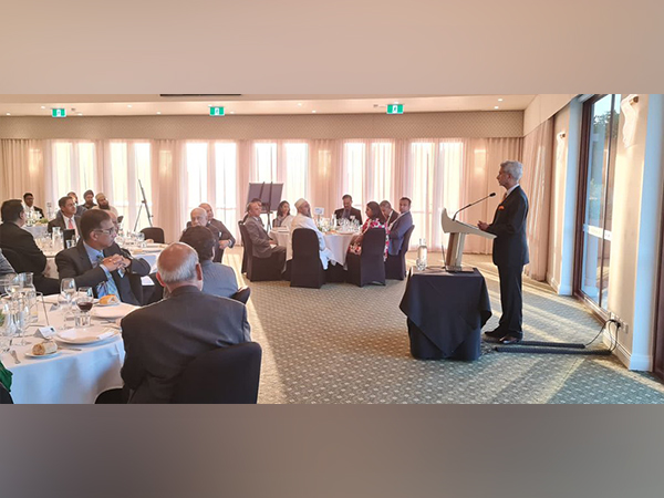 Jaishankar concludes Melbourne visit by meeting Indian community members (Twitter: Dr S Jaishankar)