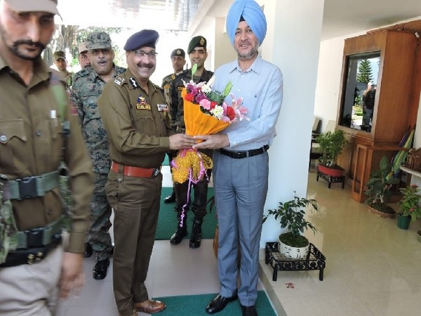 DGP Jammu and Kashmir, Dilbag Singh meeting Northern Army Commander Lieutenant General Ranbir Singh on Sunday. 