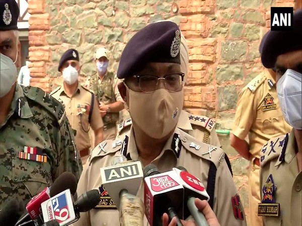 Jammu and Kashmir DGP Dilbag Singh speaking to media in Srinagar on Sunday. (Photo/ANI)