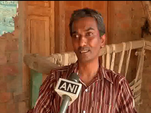 Jayesh, a divyang man, ready to sell kidney to support son's education. Photo/ANI