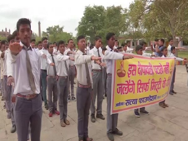 Students of CM Anglo Bengali College taking pledge not to burn firecrackers on Diwali and other festivals in Varanasi. Photo/ANI