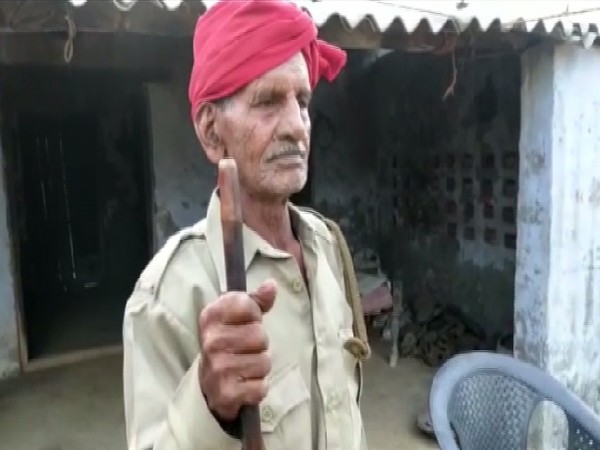 Diwan Singh speaking to media in Ghaziabad, Uttar Pradesh.  