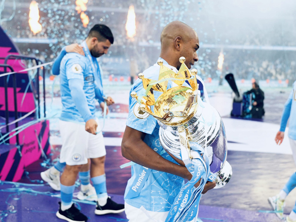Fernandinho with Premier League trophy (Photo: Twitter/Fernandinho)