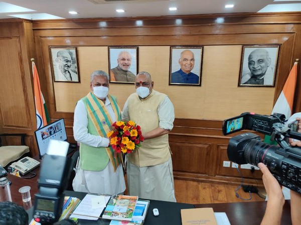 Union Minister Parshottam Rupala (left) (Photo/ANI)