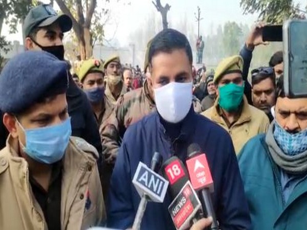 Moradabad District Magistrate Rakesh Kumar Singh updating media about the road accident. Photo/ANI