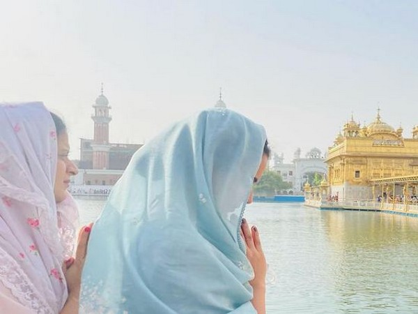 Kangana Ranaut with sister Rangoli Chandel at Golden Temple (Image Source: Instagram)