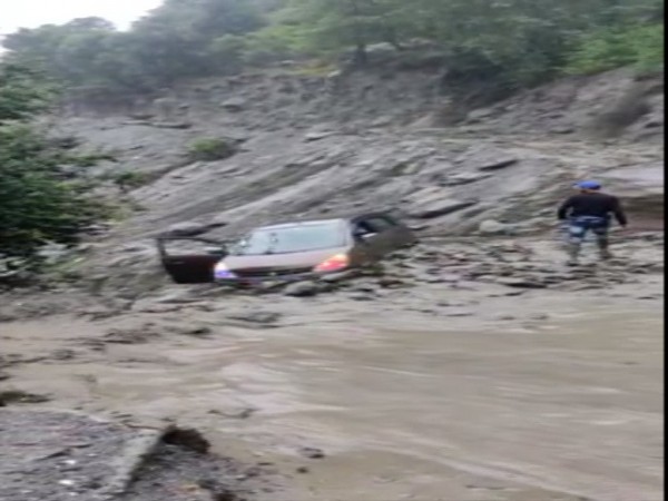 Car got stuck in Flash floods in Doda caused heavy rainfall