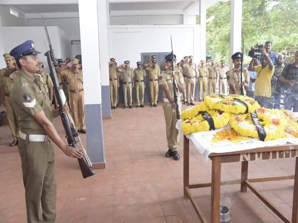 Kerala Police while paying tribute to Thander who died due to illness on Monday in Thrissur. Photo/ANI