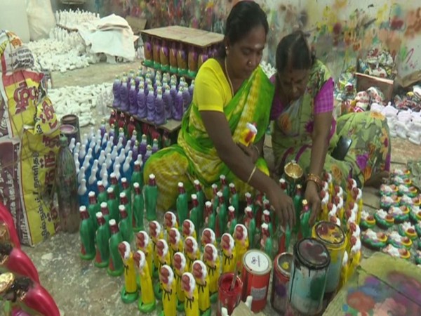 Artisans make clay, paper mache dolls ahead of Christmas. Photo/ANI
