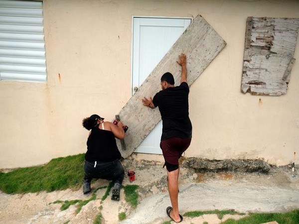 People in Puerto Rico prepare for Hurricane Dorian on Aug 28 (Photo/Reuters)