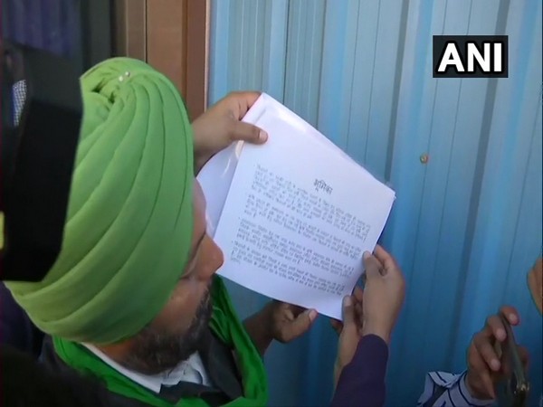 A representative group farmers' unions receive a draft proposal from Centre at Singhu border on Wednesday. (Photo/ANI)
