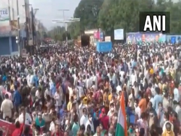 Andhra Pradesh govt employees protesting in Vijayawada (Photo/ANI)