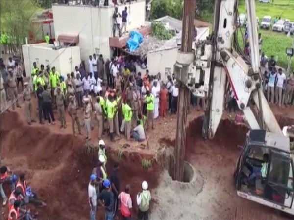 Rescue workers digging a hole next to the borewell to rescue the minor boy. Photo/.ANI