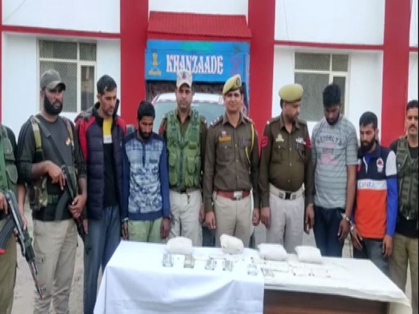 Jammu and Kashmir Police arrested four drug peddlers with 4 kg drugs and one lakh rupees (Photo/ANI)