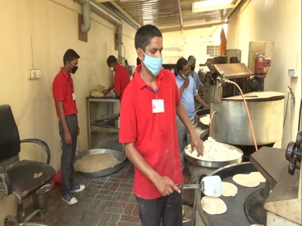 Volunteers working in the kitchen 