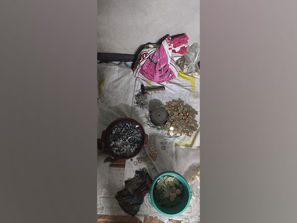Recovered coins and raw material from teh manufacturing unit (Photo/ANI)