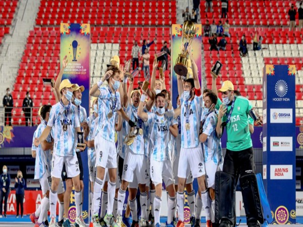 Argentina men's junior team with World Cup trophy (Photo: Hockey India)