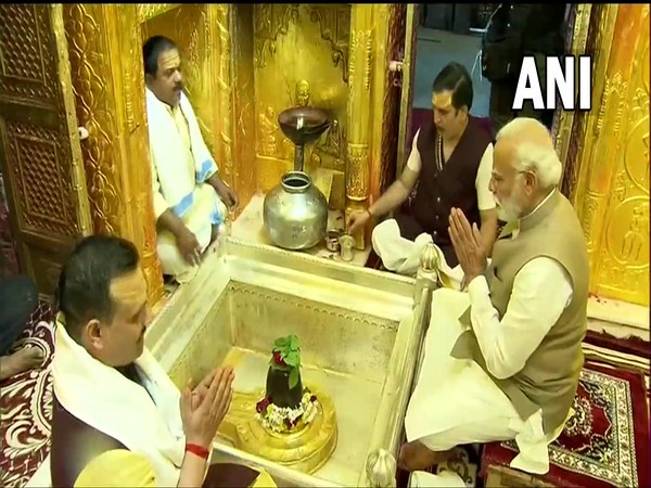 PM Modi offers prayers at Kashi Vishwanath Temple in Varanasi (Photo/ANI)