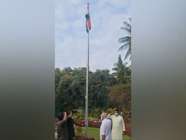 BS Yediyurappa hoisting the national flag (Photo/ANI) 