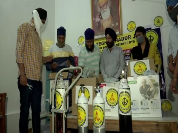 Members of the Guru Tegh Bahadur Ji Nishkam Seva Society with oxygen cylinders (ANI).