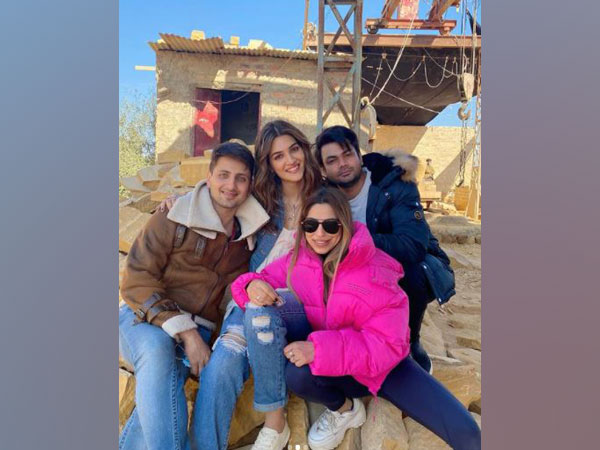 Kriti Sanon with her 'Bachchan Pandey' crew members (Image Source: Instagram)