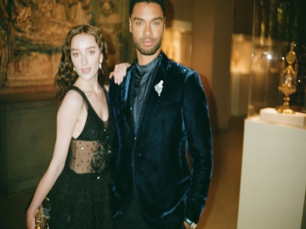 Rege-Jean Page and Phoebe Dynevor (Image Source: Twitter)