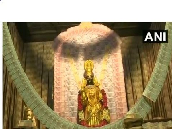 4 kg gold and Rs 2 crore cash has been used to decorate goddess Kanayaka Parameswari in Vizag 