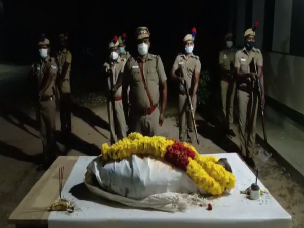 Tanjore police giving 21 Gun Salute to deceased Rajarajan (ANI).