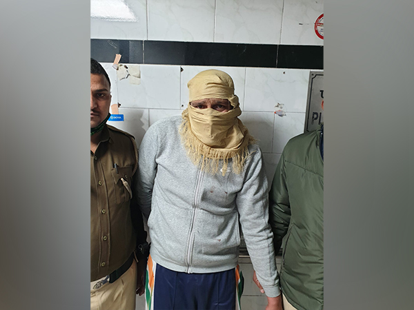 Arrested Rajesh Kumar Malik with Delhi police. (ANI/photo)