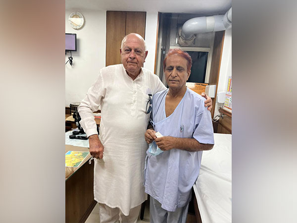 J-K leader Farooq Abdullah visits SP leader Azam Khan at Delhi hospital (Photo/ANI)