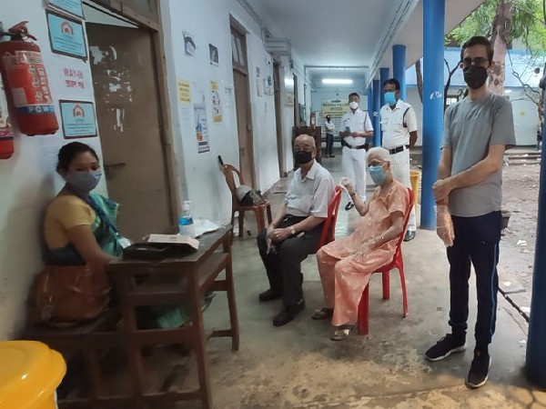 Visual of people casting votes in Bhabanipur (Photo/ANI)