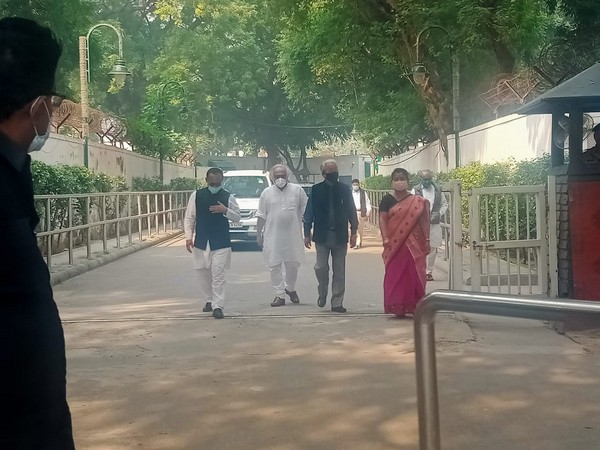Visula outside Congress Interim President Sonia Gandhi's residence. (Photo/ANI)