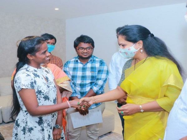 MLC from Nizamabad, Kalvakuntla Kavitha felicitated Sandhya Rasakatla (Photo/ANI)