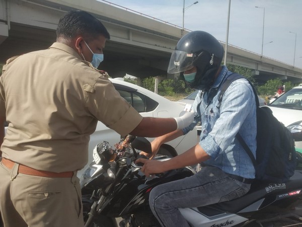 A policeman deployed at Delhi-Ghaziabad border on Thursday. [Photo/ANI]