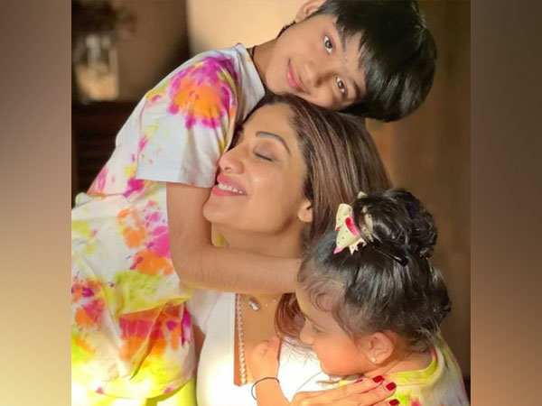 Shilpa Shetty celebrates 'Phoolo Wali Holi' with kids Samisha, Viaan