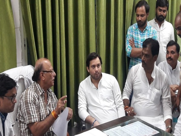 RJD leader Tejashwi Yadav during his meeting with Superintendent of SKMCH Dr Sunil Kumar Shahi on Saturday. Photo/ANI