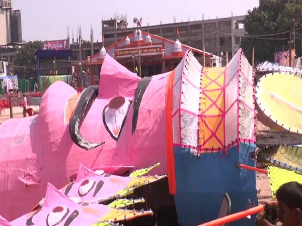 Effigy being prepared by Salim Khan and his team in Kanpur, Uttar Pradesh. 