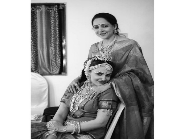 Hema Malini and Esha Deol (Image source: Instagram)
