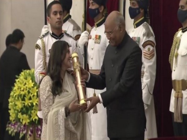 Ekta Kapoor being conferred the Padma Shri Award by President Ram Nath Kovind