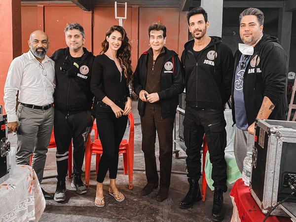 The team of 'Ek Villain Returns' with Jeetendra Kapoor (Image source: Instagram)